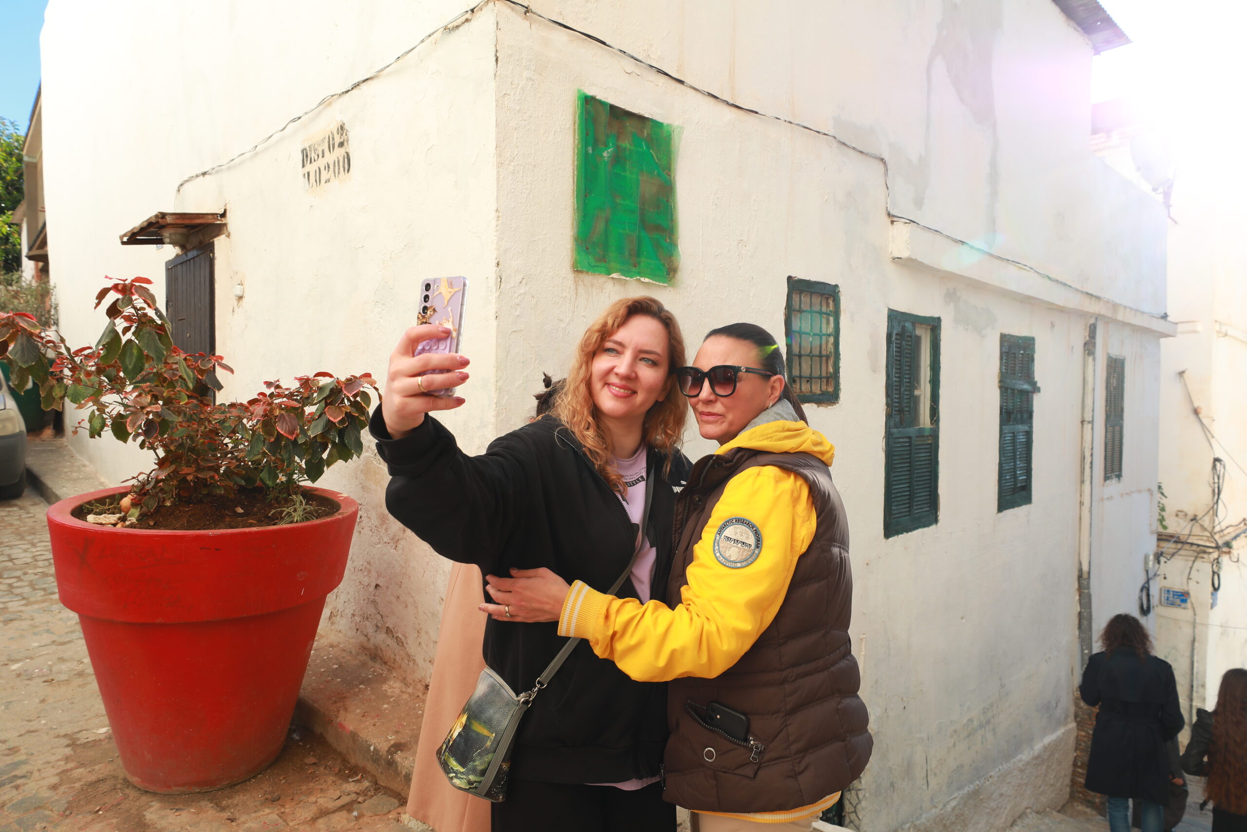 Des photos documentant les visites des délégations du festival dans la Casbah d’Alger, dans le cadre du programme culturel accompagnant le festival.