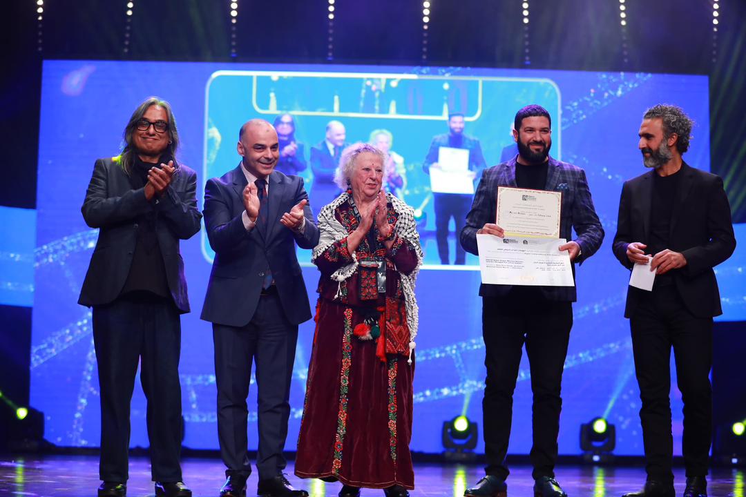 Ambiance des remises de distinctions lors de la cérémonie de clôture du Festival international du film d’Alger.